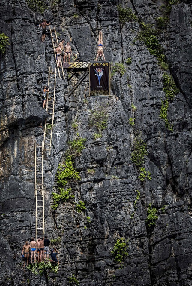 http://xage.ru/media/posts/2013/11/5/red-bull-cliff-diving-2013_2.jpg
