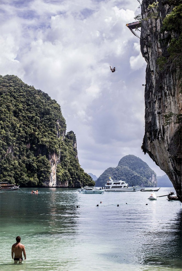 http://xage.ru/media/posts/2013/11/5/red-bull-cliff-diving-2013_4.jpg