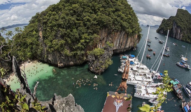 http://xage.ru/media/posts/2013/11/5/red-bull-cliff-diving-2013_7.jpg