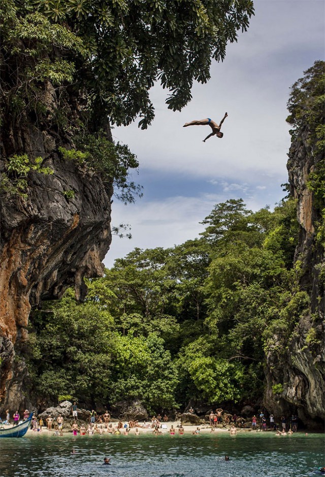 http://xage.ru/media/posts/2013/11/5/red-bull-cliff-diving-2013_8.jpg